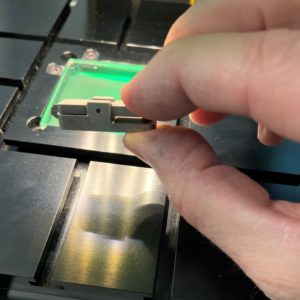 Moyen de serrage de précision pour les micro-pièces planes